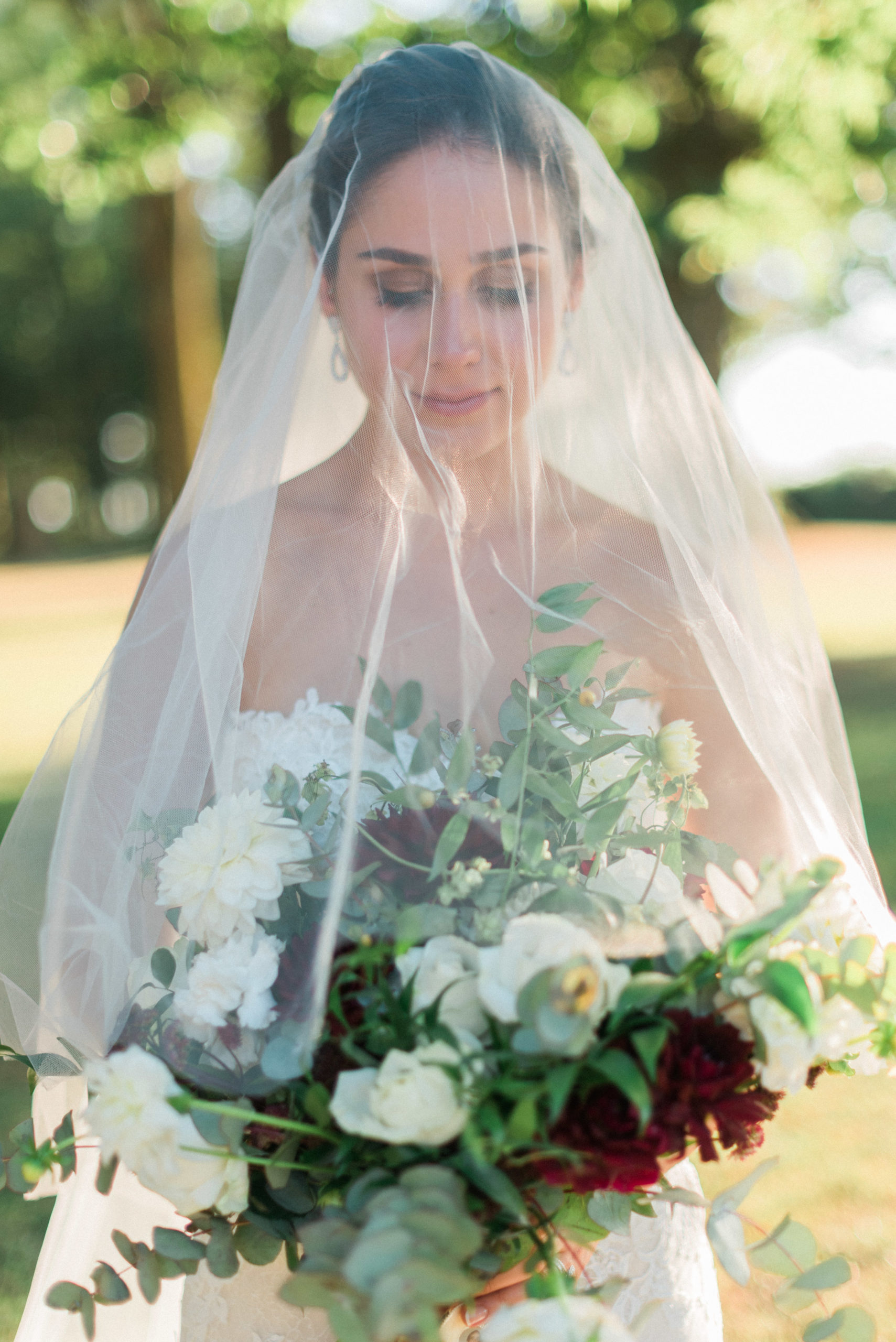 portrait de la mariee avec son bouquet